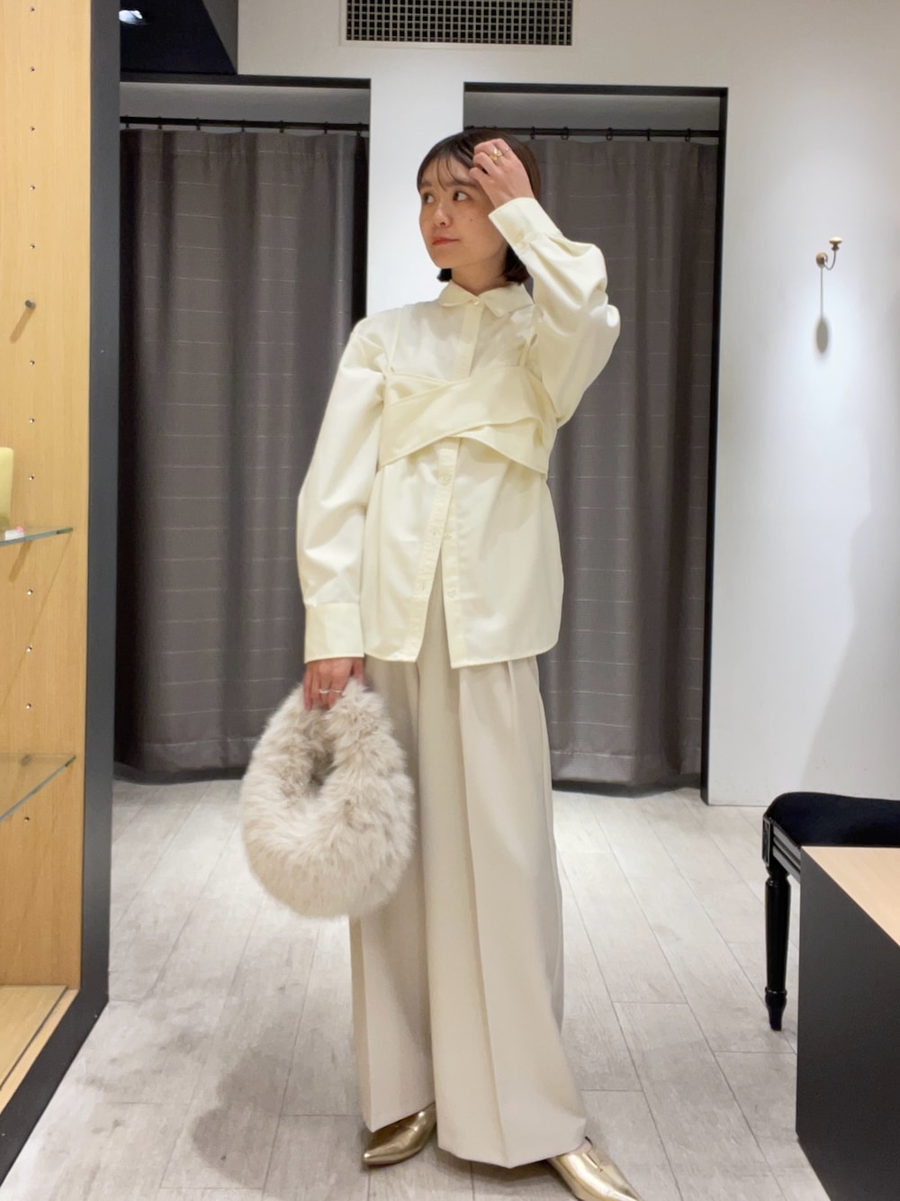 「レイヤードスタイル、ビスチェ、シャツスタイル、シャツ、フラットシューズ、ワイドパンツ、ワントーンコーデ、ファー小物、ファーバッグ、淡色コーデ、淡色女子、きれいめカジュアル、キレイめ、オフィスカジュアル、通勤コーデ」｜「CAPRICIEUX LE'MAGEのオーバルファーバッグ（ハンドバッグ、ホワイト系）」を使った、mari_lemageさん（骨格ウェーブ・レディース・160cm）の秋コーディネートの1枚目の写真