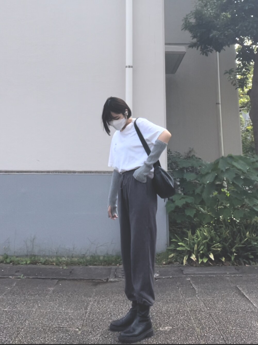 「休日スタイル、スウェットパンツ、NIKE、ゆるコーデ、ラフコーデ、散歩、秋、厚底ブーツ、グレー、カジュアルコーデ」｜「NIKEのNIKE / ナイキ  コミック デザイン Tシャツ / CT6869-100 / CT6869-010（Tシャツ/カットソー、ホワイト系）」を使った、アさん（骨格ウェーブ・レディース・162cm）の秋コーディネートの1枚目の写真