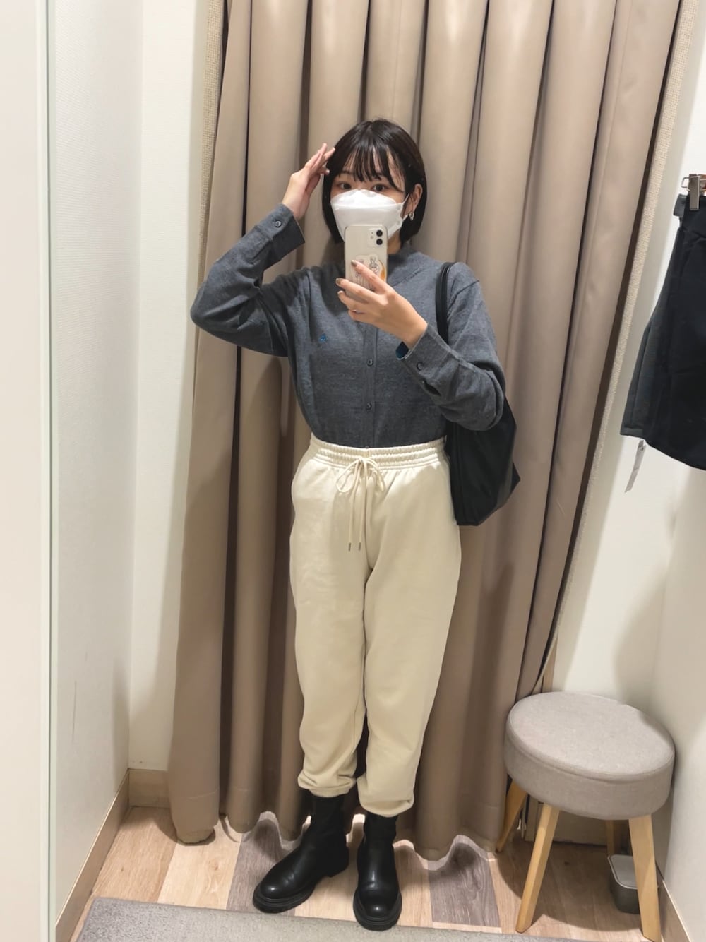 「秋冬コーデ、カジュアルコーデ、スウェットパンツ、ゆるコーデ、バーバリー、カーディガン、厚底ブーツ、休日スタイル、ラクチンコーデ、ゆったりコーデ、モノトーン、古着、古着MIX」｜「GUのアイテム（ブーツ、ブラック系）」を使った、アさん（骨格ウェーブ・レディース・162cm）の秋コーディネートの1枚目の写真