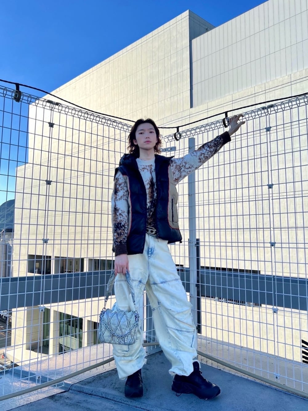 「デニム、レイヤードスタイル、Diesel、Glenn Martens、2024、ootd、apparelstaff、fyp、fashion」｜「DIESELのメンズ ニット 総柄（ニット/セーター、ブラウン系）」を使った、Hikaruさん（メンズ・173cm）の秋コーディネートの1枚目の写真