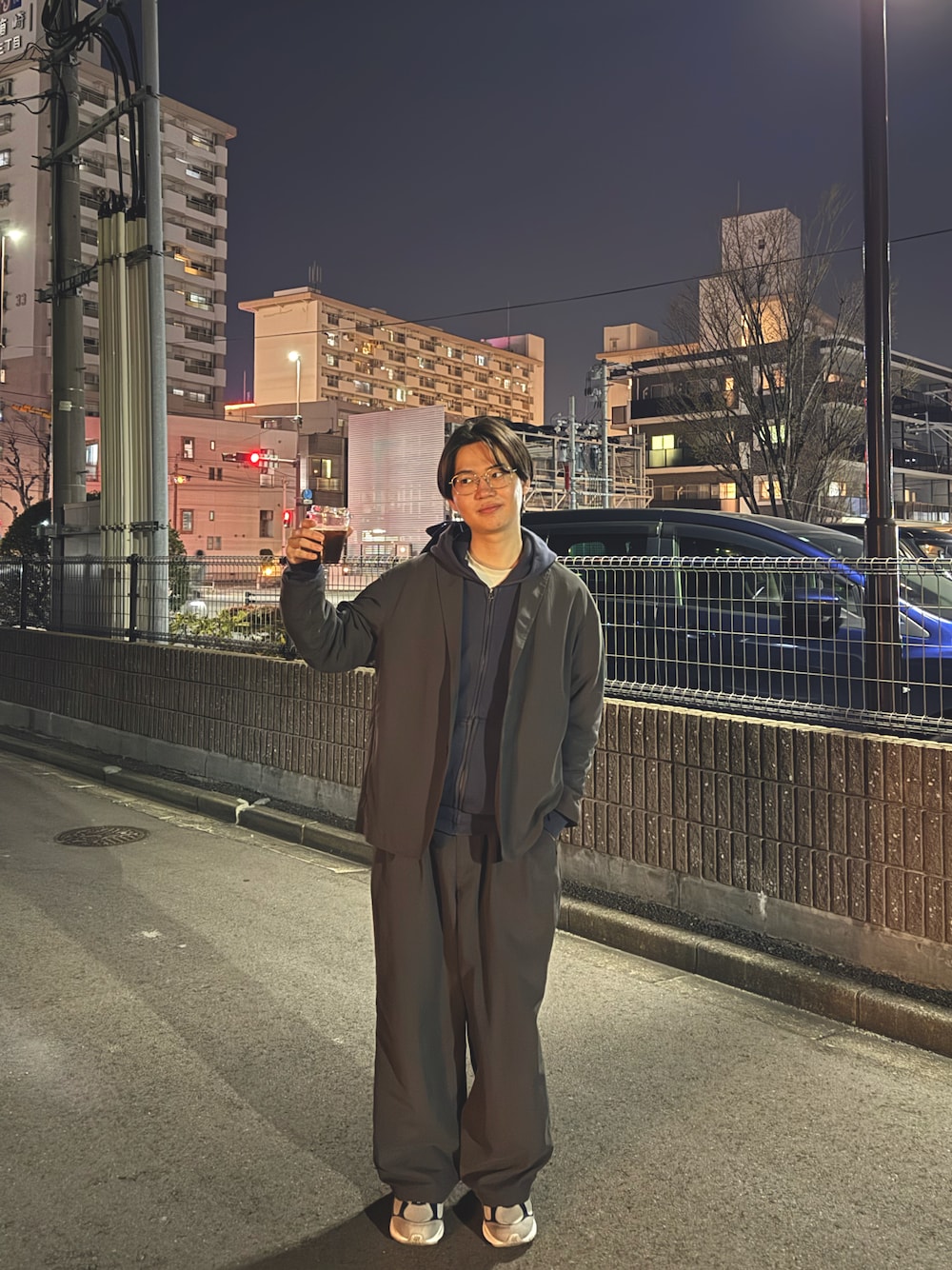 「NEW BALANCEのアイテム（テーラードジャケット、グレー系）」を使った、おのさん（メンズ・165cm）の春コーディネートの1枚目の写真