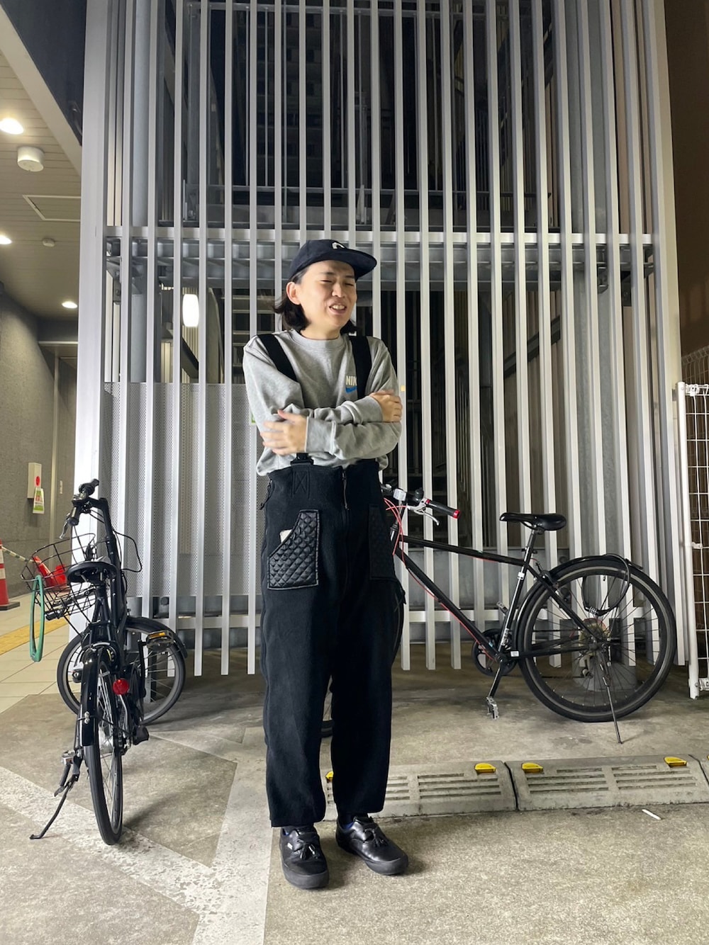 「きれいめカジュアル、大人カジュアル、お出かけコーデ、休日スタイル、スニーカーコーデ、低身長コーデ、リラックススタイル、ファッションを楽しもう、韓国ファッション、NIKE、アウトドアスタイル」｜「polartecなやつのアイテム（サロペット/オーバーオール、ブラック系）」を使った、おのさん（メンズ・165cm）の冬コーディネートの1枚目の写真