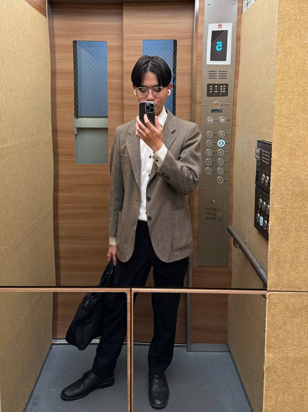 「MILITARYのアイテム（ドレスシューズ、ブラック系）」を使った、おのさん（メンズ・165cm）の秋コーディネートの1枚目の写真