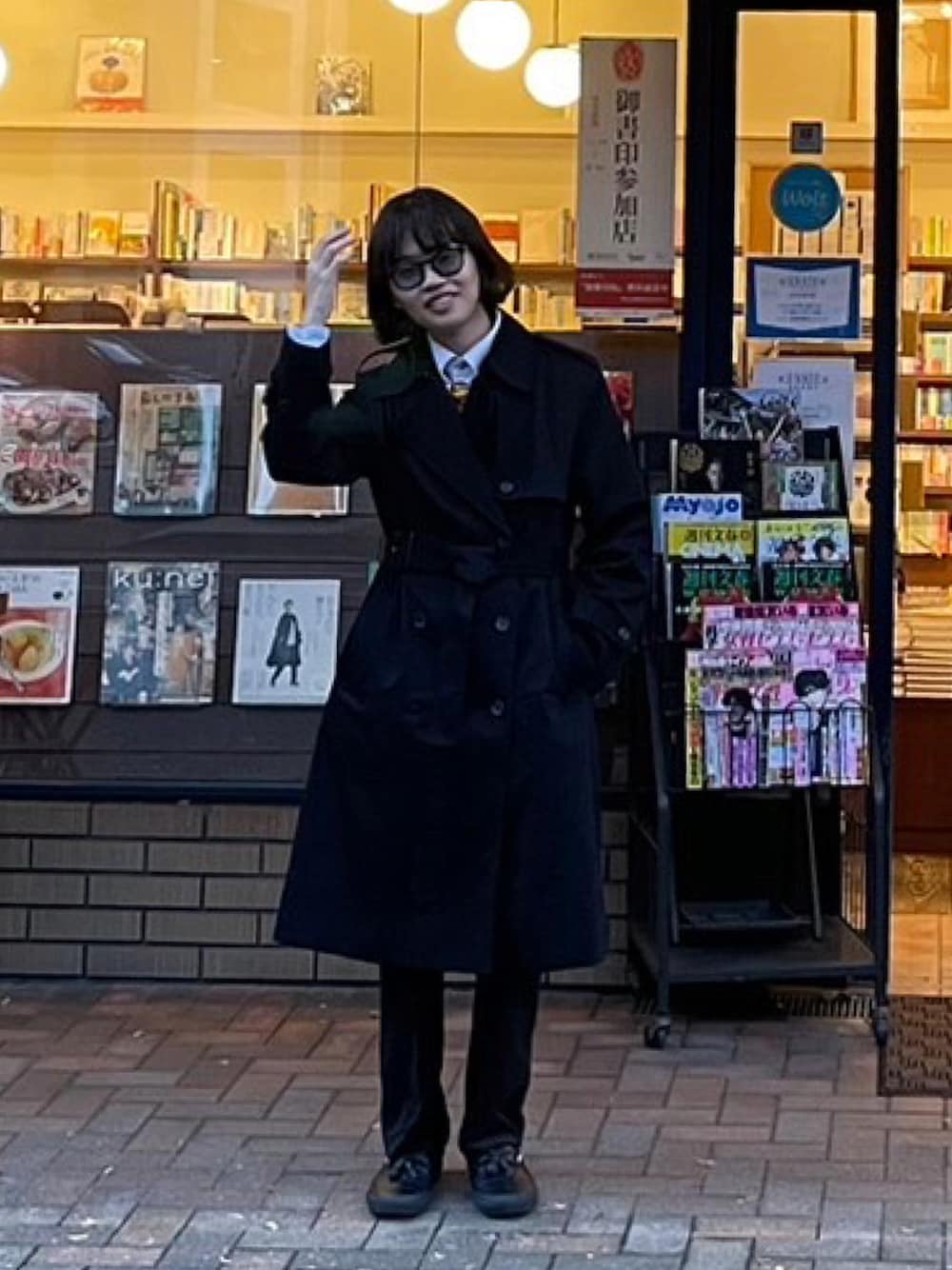 「UNIQLOのアイテム（トレンチコート、ブラック系）」を使った、おのさん（メンズ・165cm）の秋コーディネートの1枚目の写真