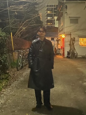 「オールブラック」｜「アイテム（トレンチコート）」を使った、おのさん（メンズ・165cm）の冬コーディネート
