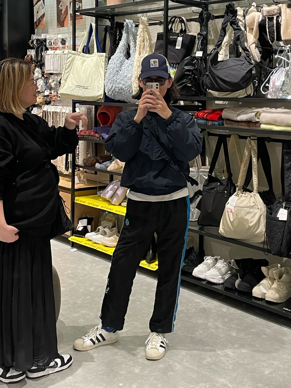 「oldしまむらのアイテム（パンツ、ブラック系）」を使った、おのさん（メンズ・165cm）の冬コーディネートの1枚目の写真