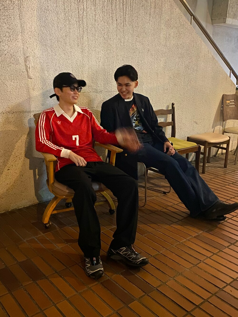 「adidas Originalsのアイテム（ジャージ、レッド系）」を使った、おのさん（メンズ・165cm）の春コーディネートの1枚目の写真
