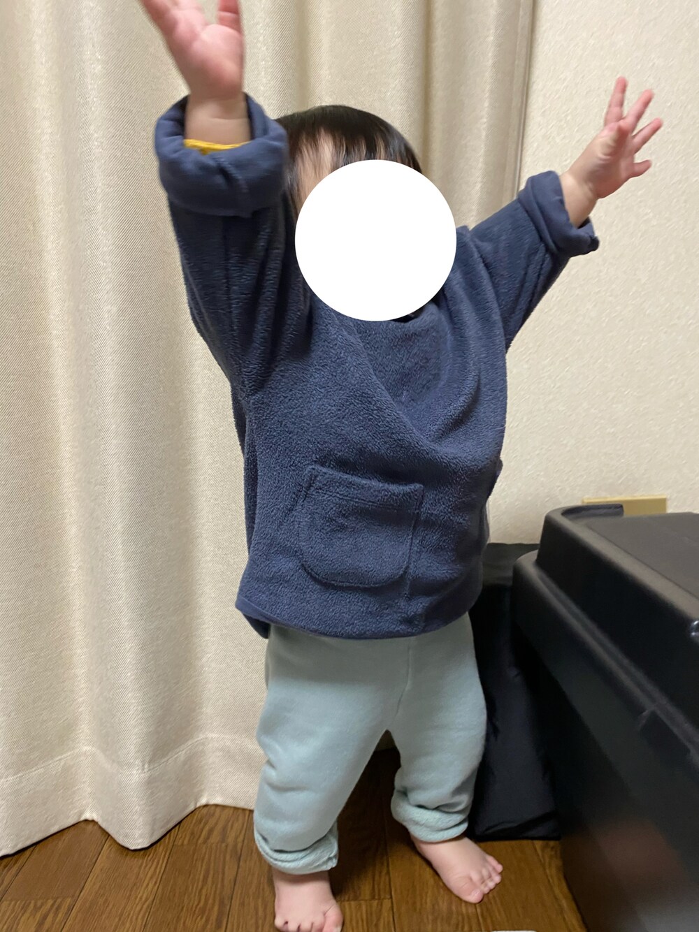 ブラウン系のトップス、グリーン系のその他ベビー用品を着用したキッズの冬コーディネートの1枚目の写真