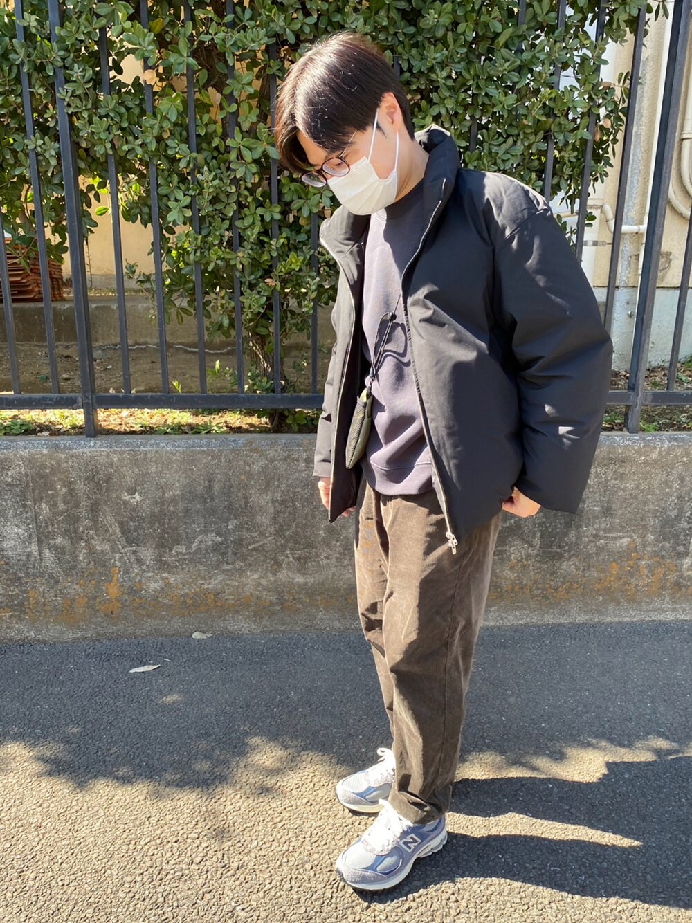 グレー系のダウンジャケット/コート、グレー系のスウェット、グリーン系のその他パンツを着用したメンズの春コーディネートの1枚目の写真