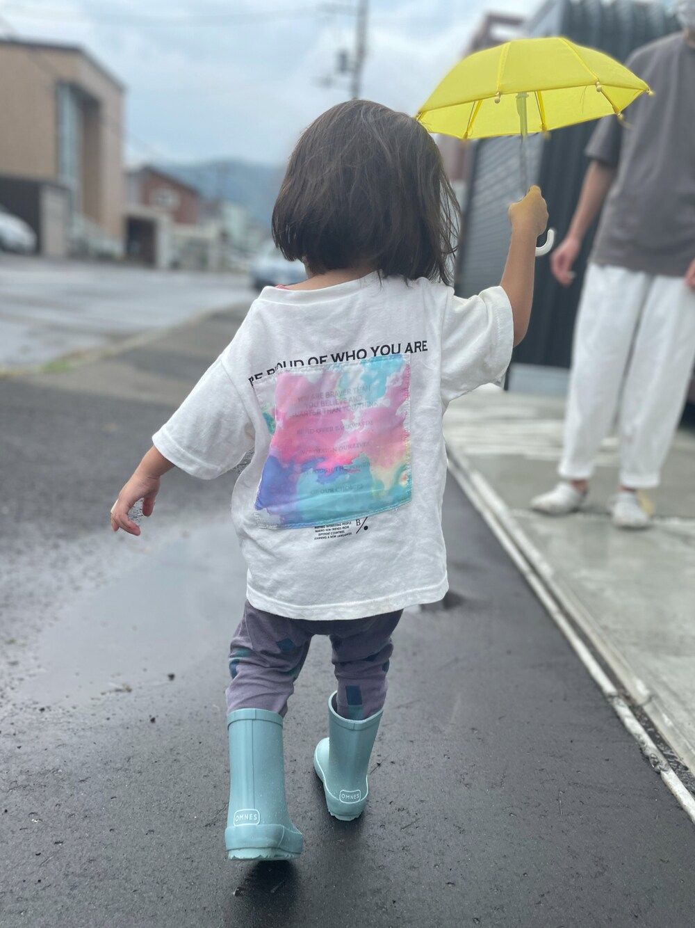 ホワイト系のTシャツ/カットソー、グレー系のパンツ、グリーン系のレインシューズを着用したキッズの秋コーディネートの1枚目の写真