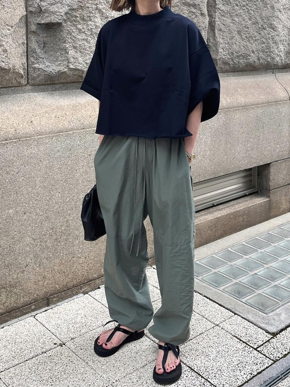 「シンプルスタイル、クロップドトップス、パラシュートパンツ、大人カジュアル、サンダル、夏コーデ、ネイビー×カーキ」｜「manonfripesのアイテム（Tシャツ/カットソー、ブルー系）」を使った、あさひさん（レディース・161cm）の夏コーディネートの1枚目の写真