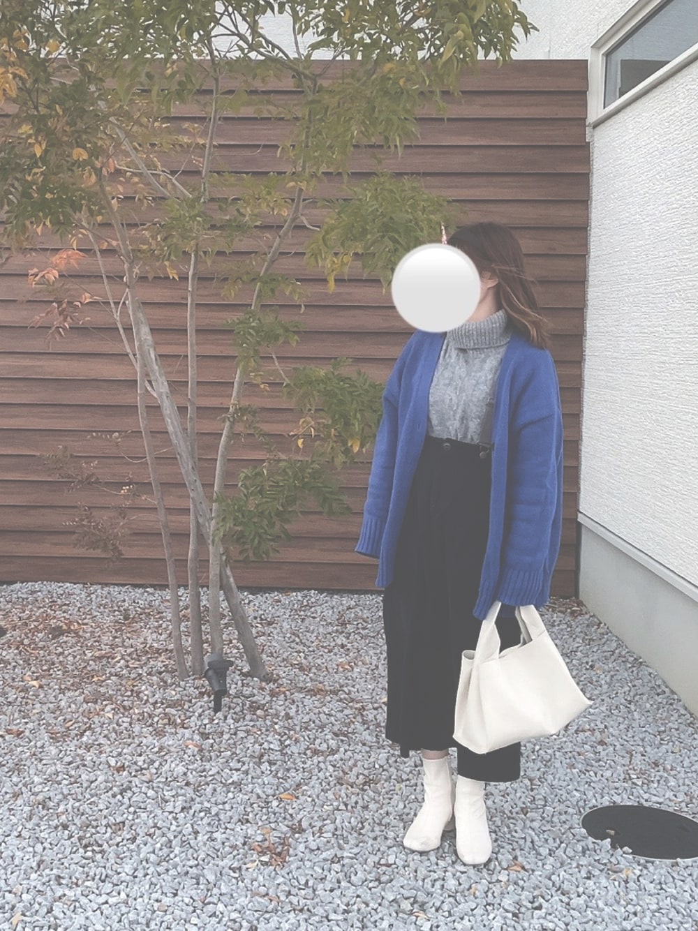 「大人カジュアル、ジャンパースカート、ブーツ、ブルー、カーディガン、着回しコーデ、冬ファッション、ファッションを楽しもう、あったかコーデ、タートルネック、ハイネック、ロングスカート、低身長、冬服、ショートブーツ」｜「Crispのサスペンダーミリタリースカート（スカート、ブラック系）」を使った、mofuさん（レディース・152cm）の冬コーディネートの1枚目の写真