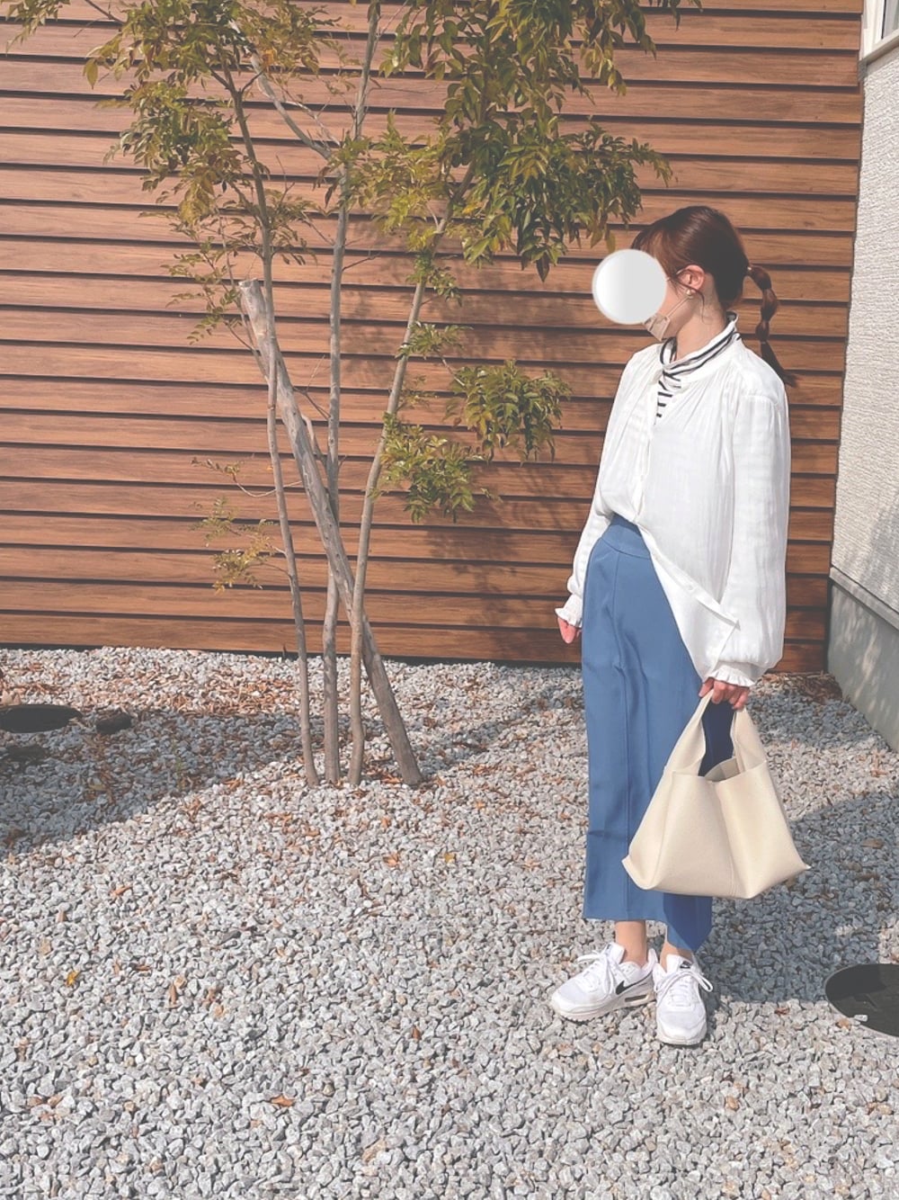 「春カラー、着回しコーデ、おしゃれさんと繋がりたい、春コーデ、春、春服デビュー宣言、カジュアルコーデ、大人ガーリー、スニーカー、レイヤードスタイル、ボーダー、ナイキ、ブラウス、水色、水色×白」｜「NEUNAの【軽量なのに大容量！！！】ソフトレザーバッグ（ハンドバッグ、ホワイト系）」を使った、mofuさん（レディース・152cm）の春コーディネートの1枚目の写真