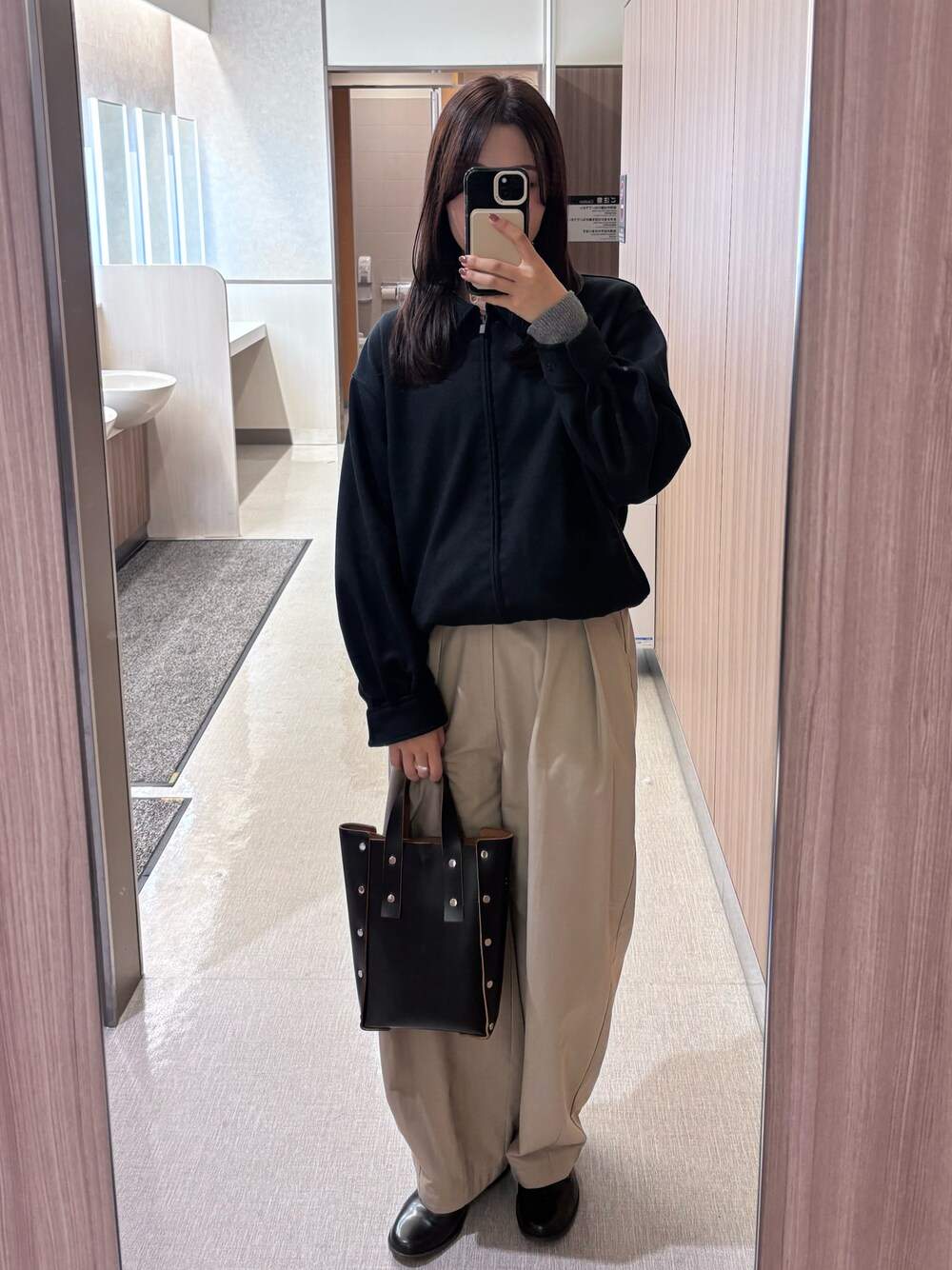 「Hender Schemeのアイテム（トートバッグ、ブラック系）」を使った、ansaさん（レディース・162cm）の冬コーディネートの1枚目の写真