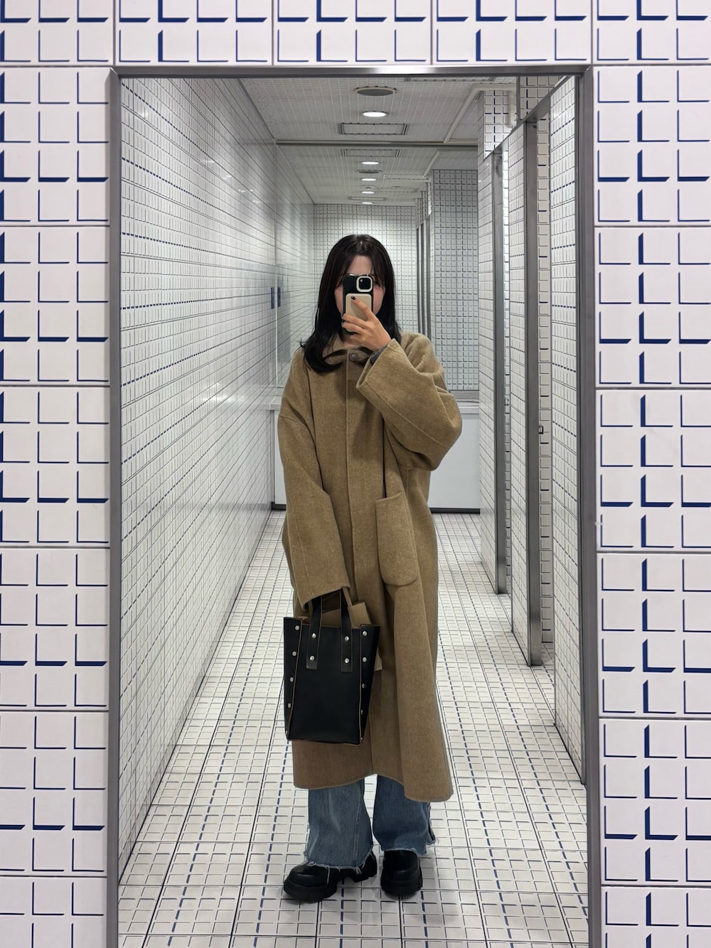 「Hender Schemeのアイテム（トートバッグ、ブラック系）」を使った、ansaさん（レディース・162cm）の冬コーディネートの1枚目の写真