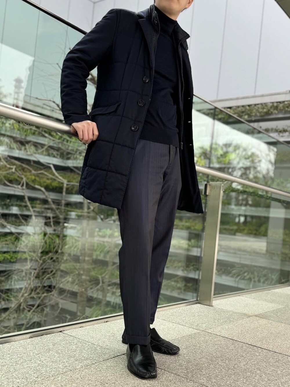 「TAGLIATOREのアイテム（スラックス、ブルー系）」を使った、koukiさん（メンズ・176cm）の春コーディネートの1枚目の写真