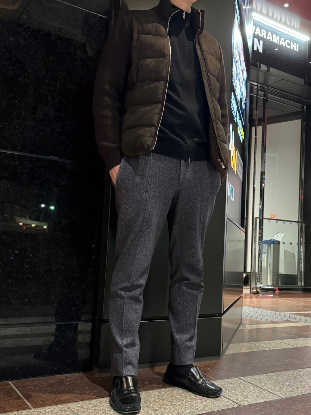 「TOMORROWLAND のアイテム（ダウンジャケット/コート、ブラウン系）」を使った、koukiさん（メンズ・176cm）の春コーディネートの1枚目の写真