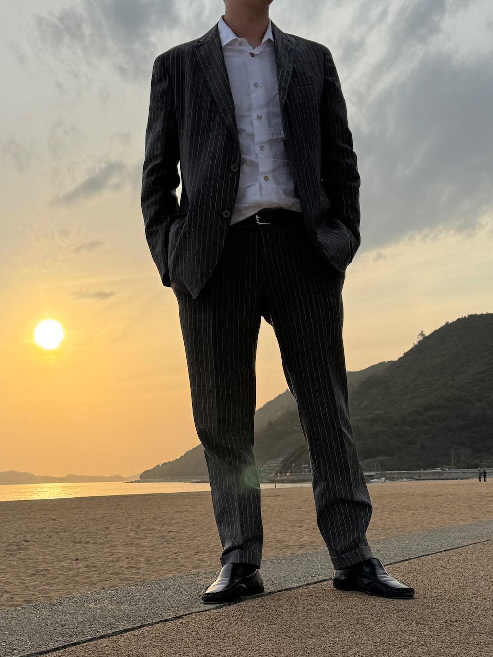 「Kitonのアイテム（シャツ/ブラウス、ホワイト系）」を使った、koukiさん（メンズ・176cm）の春コーディネートの1枚目の写真