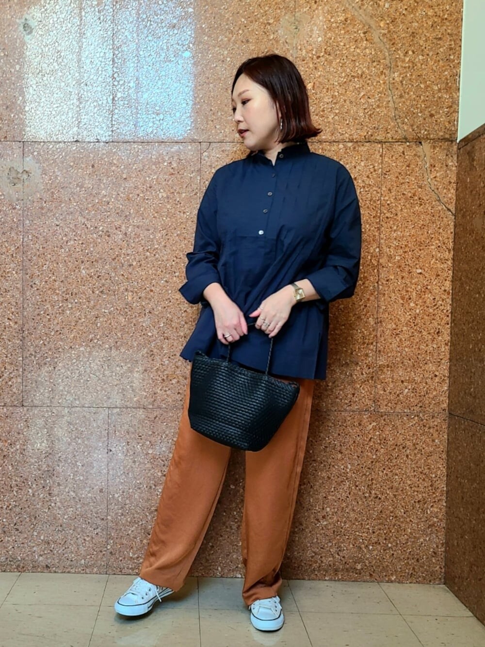 ブルー系のシャツ/ブラウス、イエロー系のその他パンツ、ブラック系のトートバッグを着用したレディースの秋コーディネートの1枚目の写真