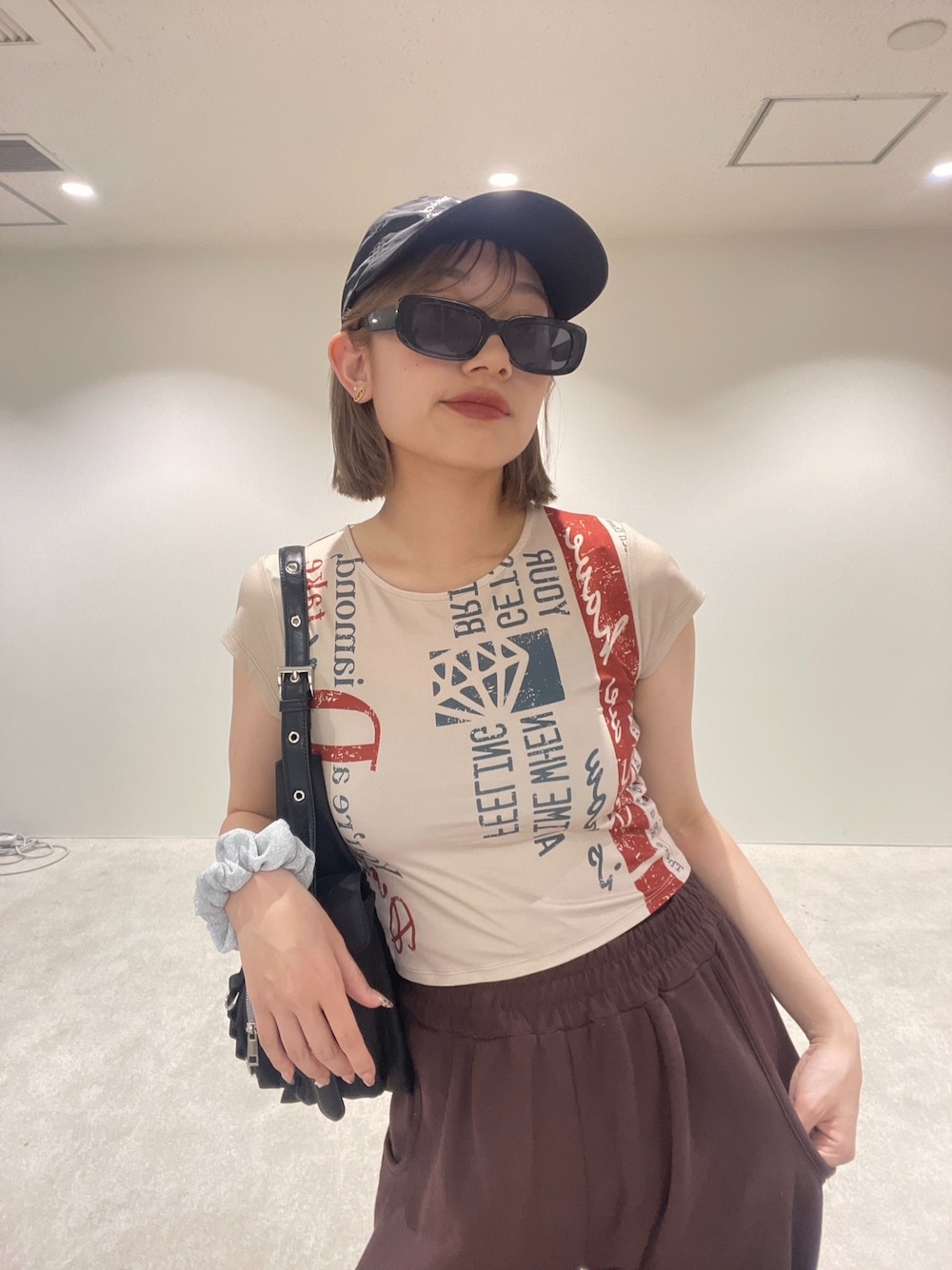 「Tシャツ、JEANASIS、JEANASiS」｜「JEANASISの【25quee】ヴィンテージロゴチビTEE/575735（Tシャツ/カットソー、ベージュ系）」を使った、JEANASIS  STAFFさん（レディース・169cm）の夏コーディネートの1枚目の写真