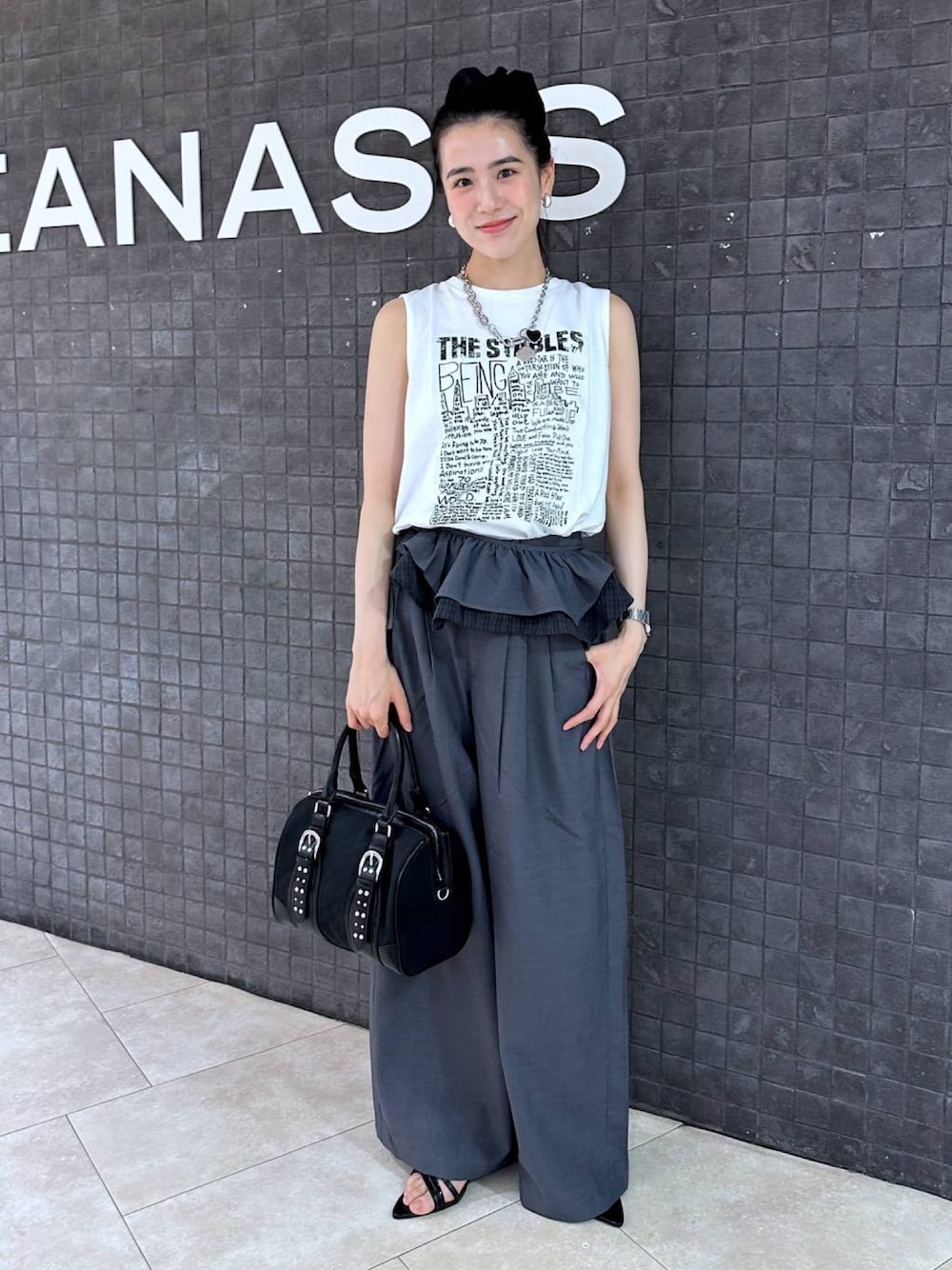 「JEANASIS、ロゴT、レイヤードスタイル」｜「JEANASISのROCKアートロゴ NS/586511（Tシャツ/カットソー、ホワイト系）」を使った、JEANASIS  STAFFさん（レディース・164cm）の夏コーディネートの1枚目の写真