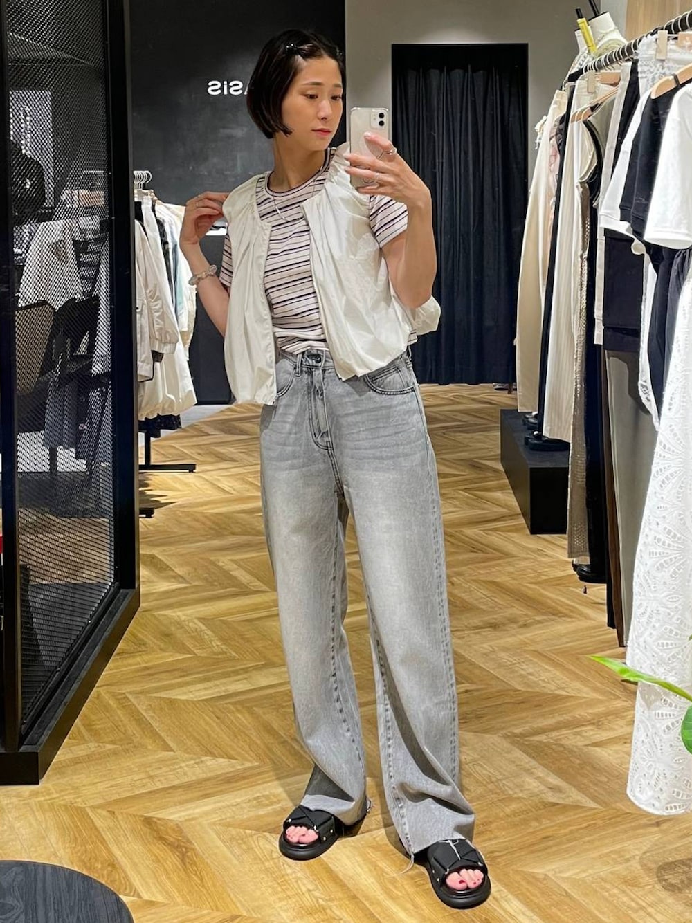 「夏ルックで気分アップ、デニム」｜「JEANASISの2WAYギャザーバルーンNS/577306（シャツ/ブラウス、ホワイト系）」を使った、JEANASIS  STAFFさん（レディース・164cm）の夏コーディネートの1枚目の写真
