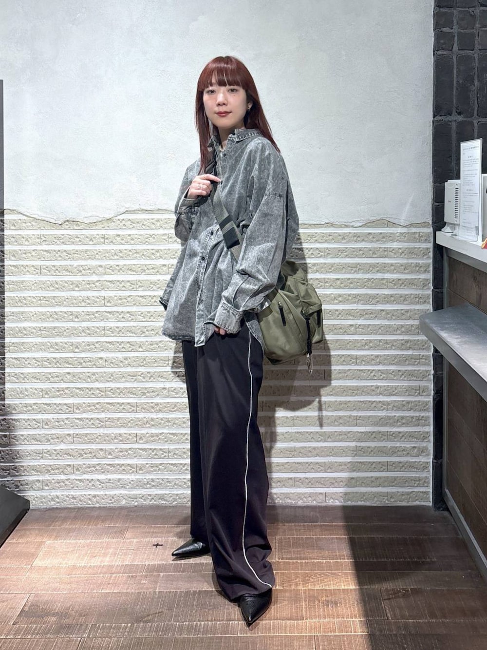 「シンプル、春服、オトナ女子、カジュアルコーデ、大人コーデ、シンプルスタイル」｜「JEANASISのシェードブリーチBIGシャツ/105797（シャツ/ブラウス、ブラック系）」を使った、JEANASIS  STAFFさん（レディース・158cm）の春コーディネートの1枚目の写真