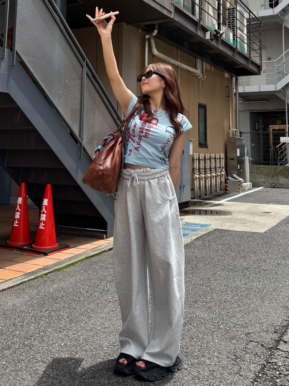 「JEANASiS、JEANASIS、ロゴT」｜「JEANASISの【ZOZO限定】ヴィンテージロゴチビTEE/119090（Tシャツ/カットソー、ブルー系）」を使った、JEANASIS  STAFFさん（レディース・151cm）の夏コーディネートの1枚目の写真