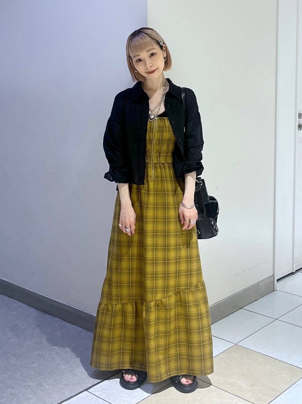 「夏服コーデ、大人カジュアルコーデ、カジュアルスタイル」｜「JEANASISのフロントZIPシャーリングワンピース/570771（ジャンパースカート、イエロー系）」を使った、JEANASIS  STAFFさん（レディース・155cm）の夏コーディネートの1枚目の写真
