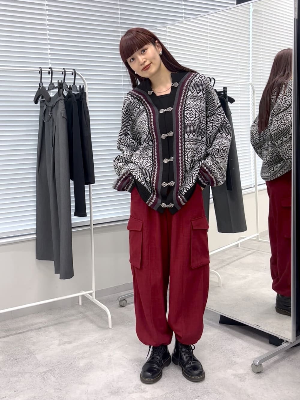 「チロルカーディガン、JEANASIS、JEANASISコーデ、ジーナシス」｜「JEANASISのハイウエストフラップポケットパンツ/187913（カーゴパンツ、レッド系）」を使った、JEANASIS  STAFFさん（レディース・157cm）の春コーディネートの1枚目の写真