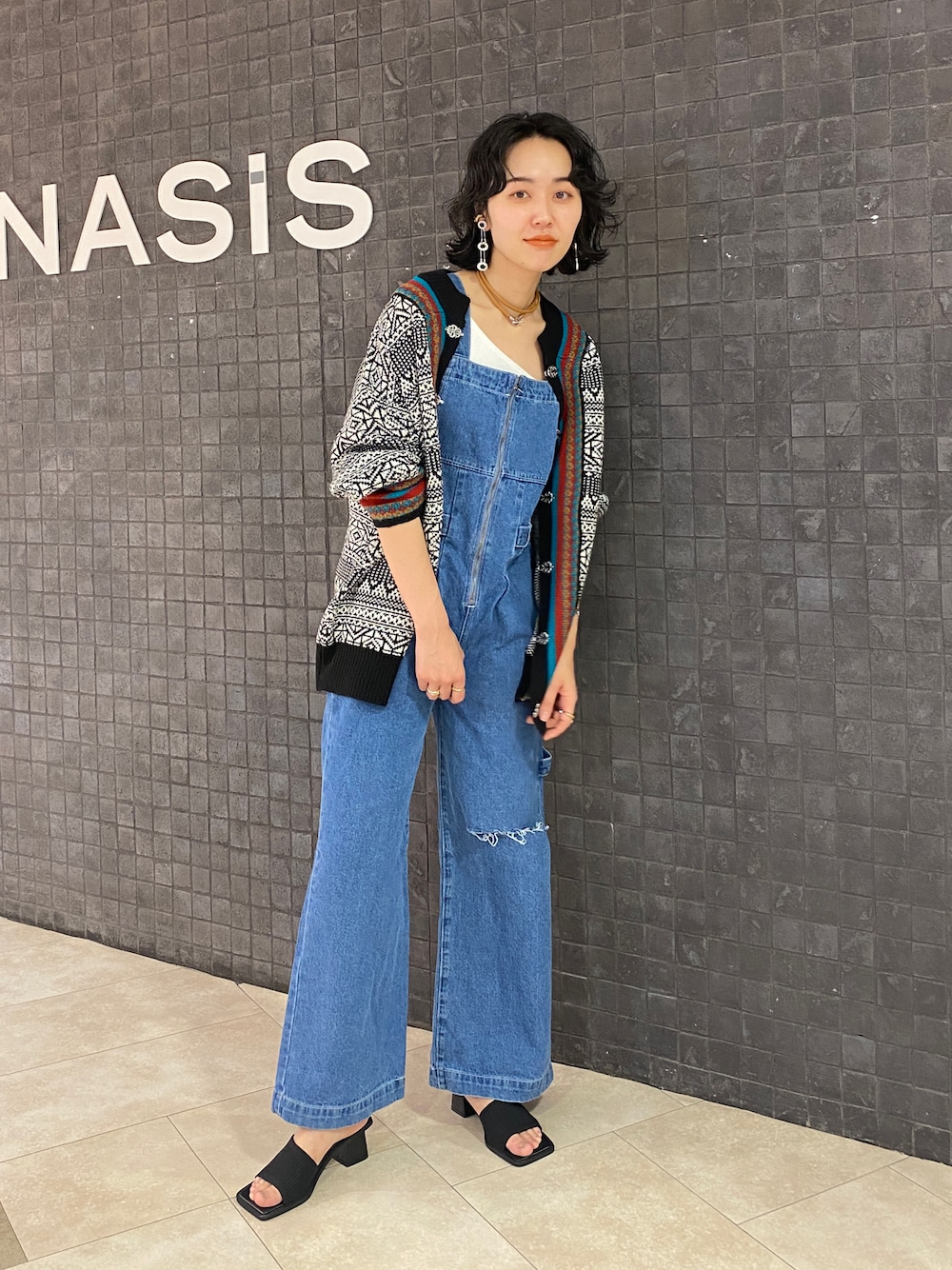 「JEANASISコーデ、JEANASIS、チロルカーディガン」｜「JEANASISのチロルカーディガン/169183（カーディガン/ボレロ、ブラック系）」を使った、JEANASIS  STAFFさん（レディース・160cm）の春コーディネートの1枚目の写真