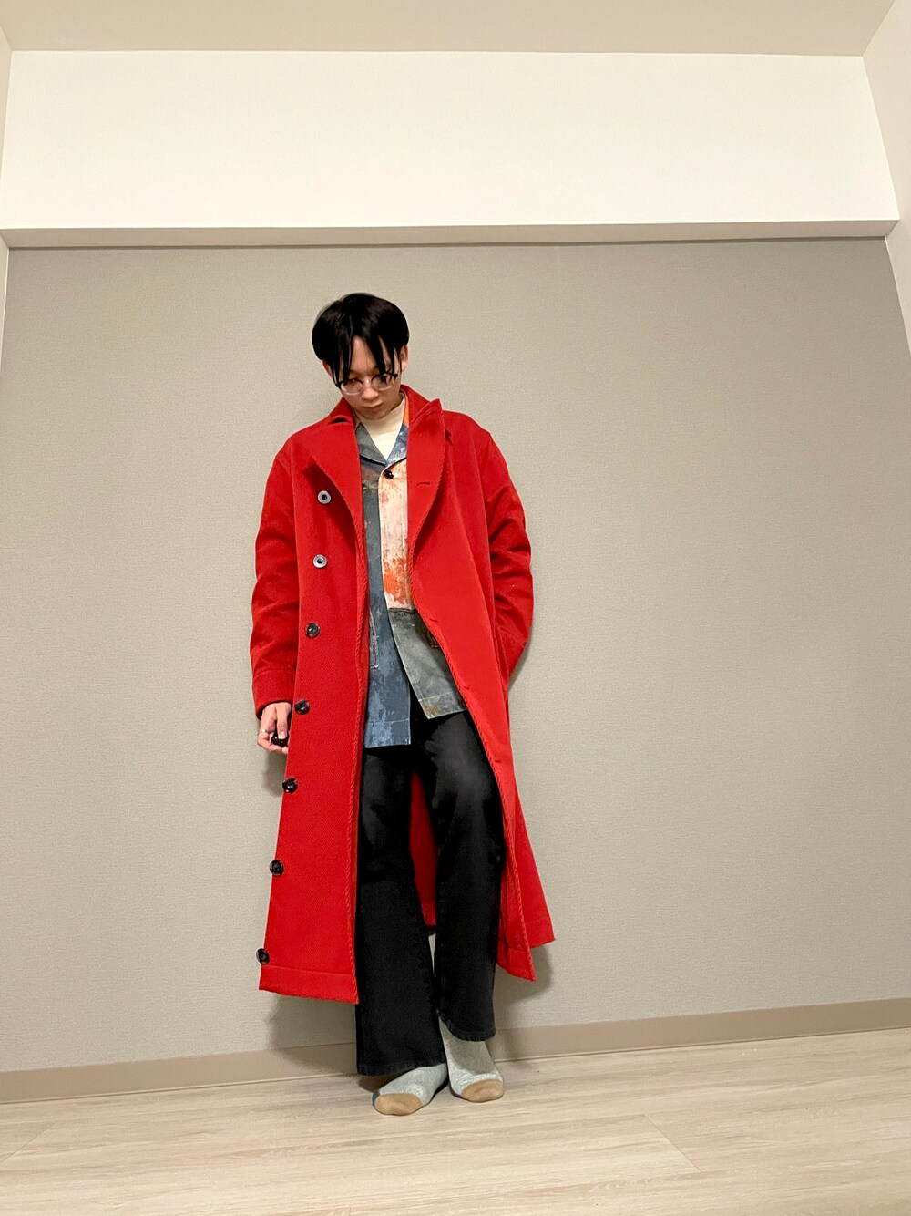 レッド系のその他アウター、その他のデニムジャケット、ブラック系のデニムパンツを着用したメンズの冬コーディネートの1枚目の写真