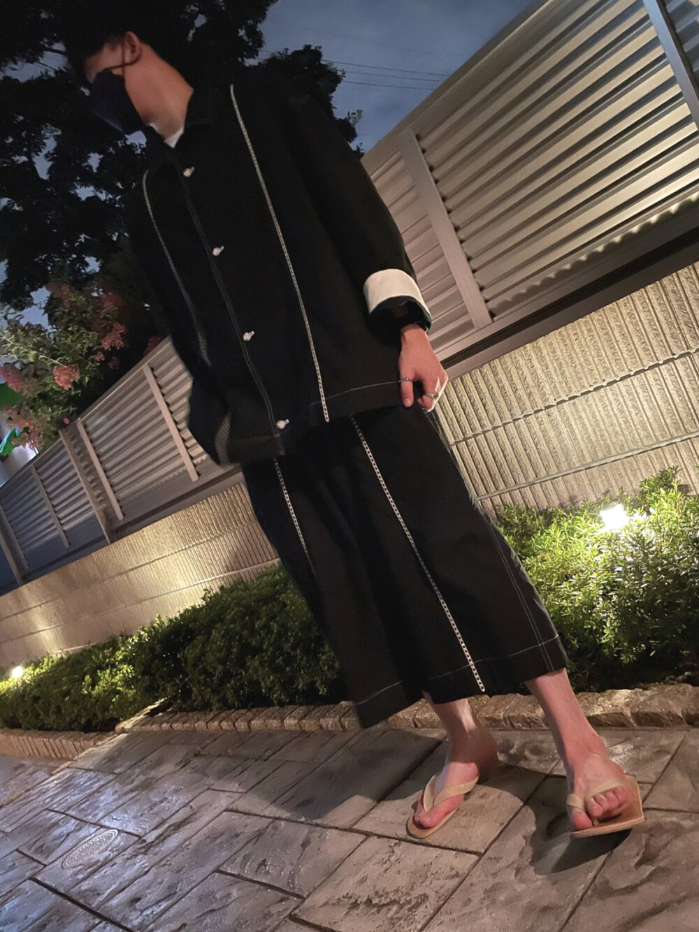 ブラック系のその他アウター、ブラック系のその他パンツ、ベージュ系のサンダルを着用したメンズの夏コーディネートの1枚目の写真