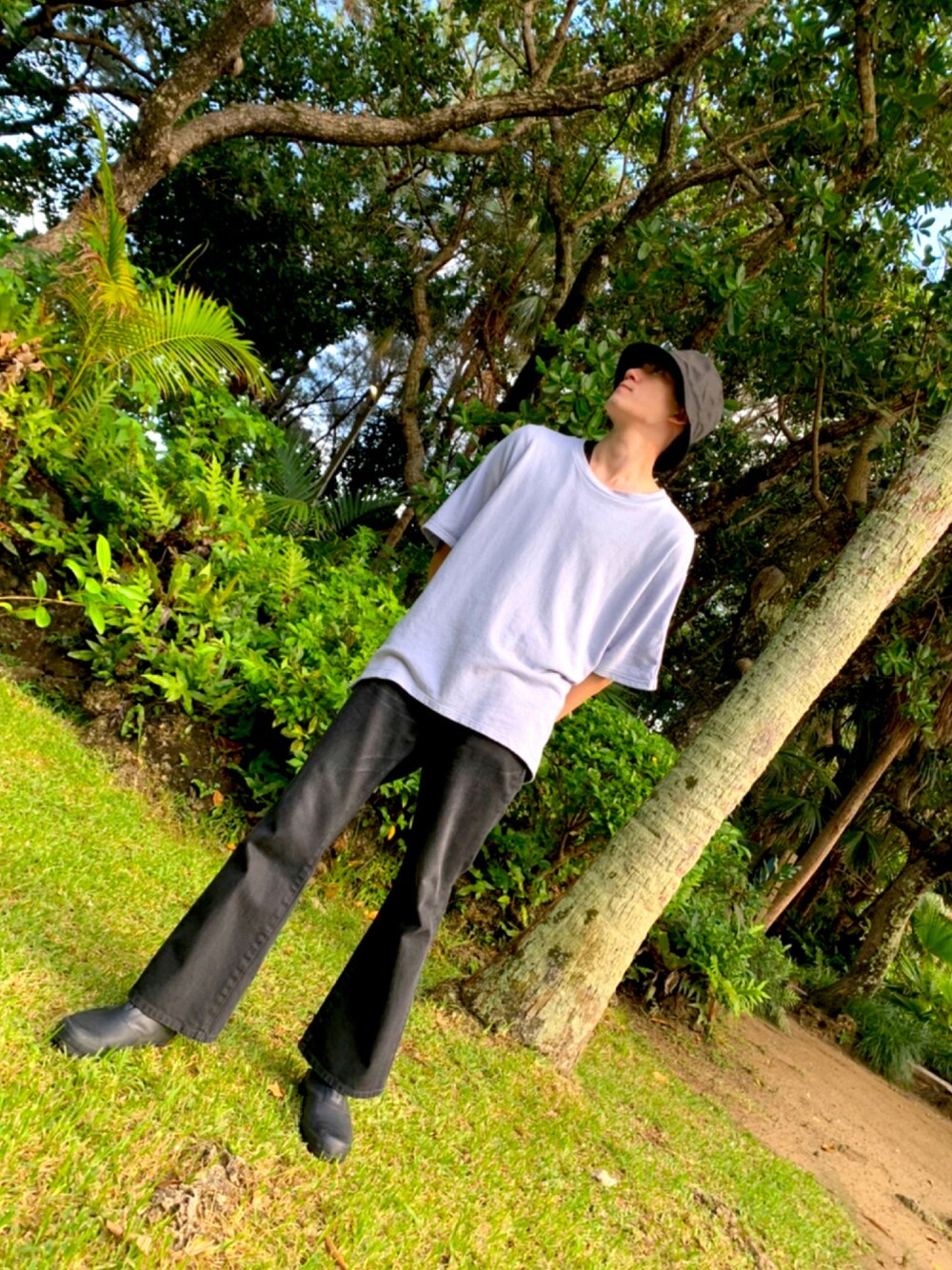 「シンプル、Tシャツ、ハット、休日スタイル、デニムパンツ、KIJIMA TAKAYUKI、URU、シンプルスタイル、ハットコーデ、ジョンローレンスサリバン、キジマタカユキ、サリバン、おしゃれさんと繋がりたい、URU TOKYO、810S」｜「URUのアイテム（Tシャツ/カットソー、ブルー系）」を使った、KEITAさん（メンズ・178cm）の秋コーディネートの1枚目の写真