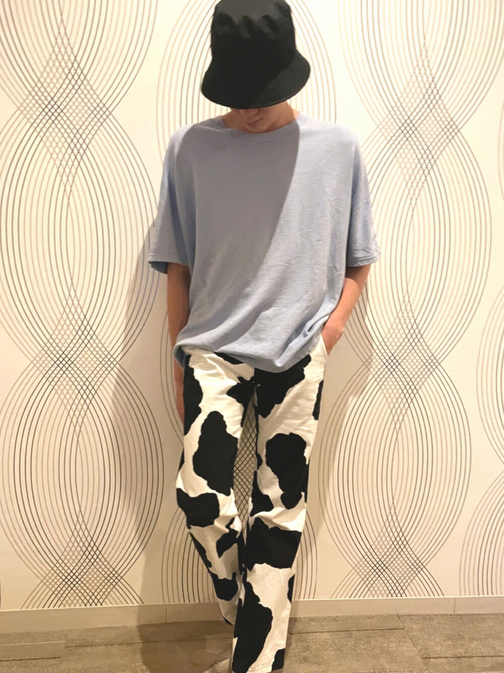 「Tシャツ、アニマル柄、ストレートパンツ、URU、牛、キジマタカユキ、kijimatakayuki、お洒落さんとつながりたい、いいね、save、フォローお願いします🤑、ORIMI、オリミ」｜「URUのアイテム（Tシャツ/カットソー、ブルー系）」を使った、KEITAさん（メンズ・178cm）の秋コーディネートの1枚目の写真