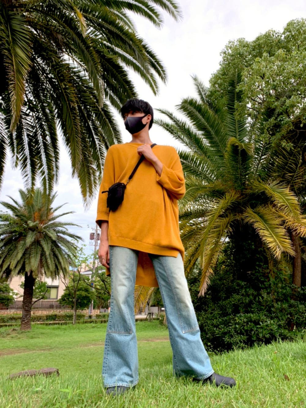 「休日スタイル、サマーニット、ハワイアン、yokosakamoto、おしゃれさんと繋がりたい、SOSHIOTSUKI、sugerhill、SUITOUbag、ミニバッグ」｜「sugerhillのアイテム（デニムパンツ、ブルー系）」を使った、KEITAさん（メンズ・178cm）の夏コーディネートの1枚目の写真