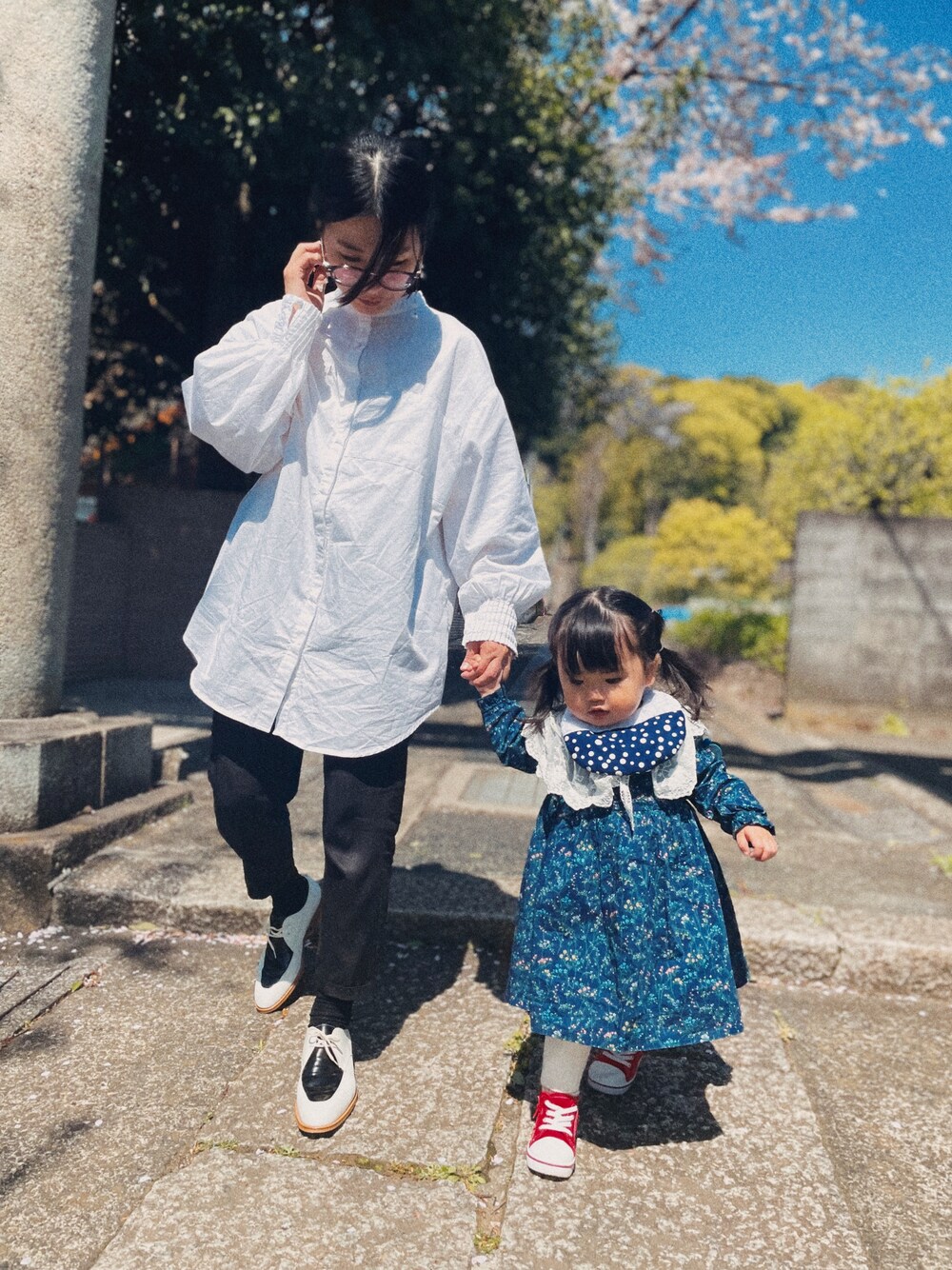 「INTER FACTORYのWEARISTA RIKA × INTER FACTORY　ピンタックドレスシャツ（シャツ/ブラウス、ホワイト系）」を使った、ararekidsさん（キッズ・80cm）の春コーディネートの1枚目の写真