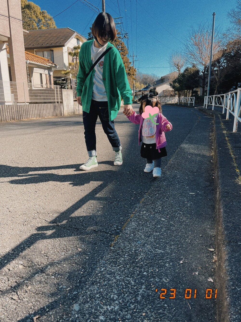 「andmeの長袖Vネックニットカーディガン（カーディガン/ボレロ、グリーン系）」を使った、ararekidsさん（キッズ・80cm）の冬コーディネートの1枚目の写真