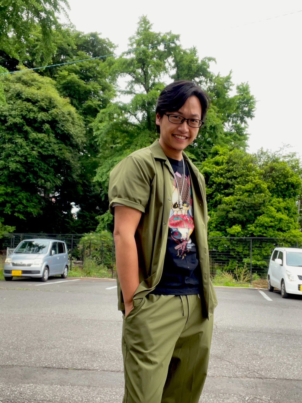 「セットアップスタイル」｜「AZUL by moussyのアイテム（スラックス、グリーン系）」を使った、えぼさん（メンズ・172cm）の春コーディネートの1枚目の写真