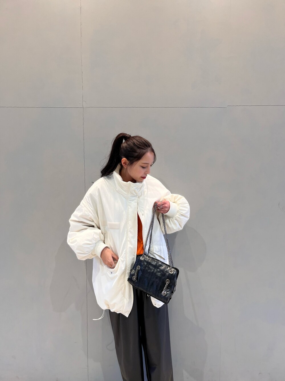 「オトナカジュアル、レザー、レザーパンツ、ワイドパンツ、パンツスタイル、大人コーデ、おでかけコーデ、ニット、オレンジ」｜「JEANASISのソデ2WAY M-65 ボアコート/963776（ブルゾン、ホワイト系）」を使った、m’mtさん（レディース・163cm）の冬コーディネートの1枚目の写真