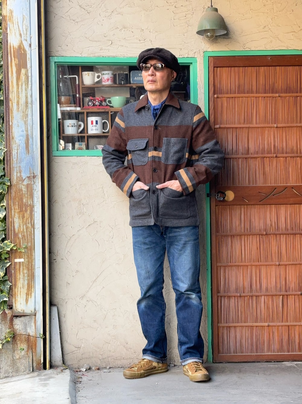 「真冬のあったかスタイル、カジュアルコーデ、メンズコーデ、スニーカーコーデ、シンプルスタイル、秋冬コーデ、アースカラー、デニムパンツ、コンバース、UniversalWorks.」｜「Universal Worksのアイテム（カバーオール、その他）」を使った、Zatusyusha  Naniwaさん（メンズ・176cm）の冬コーディネートの1枚目の写真