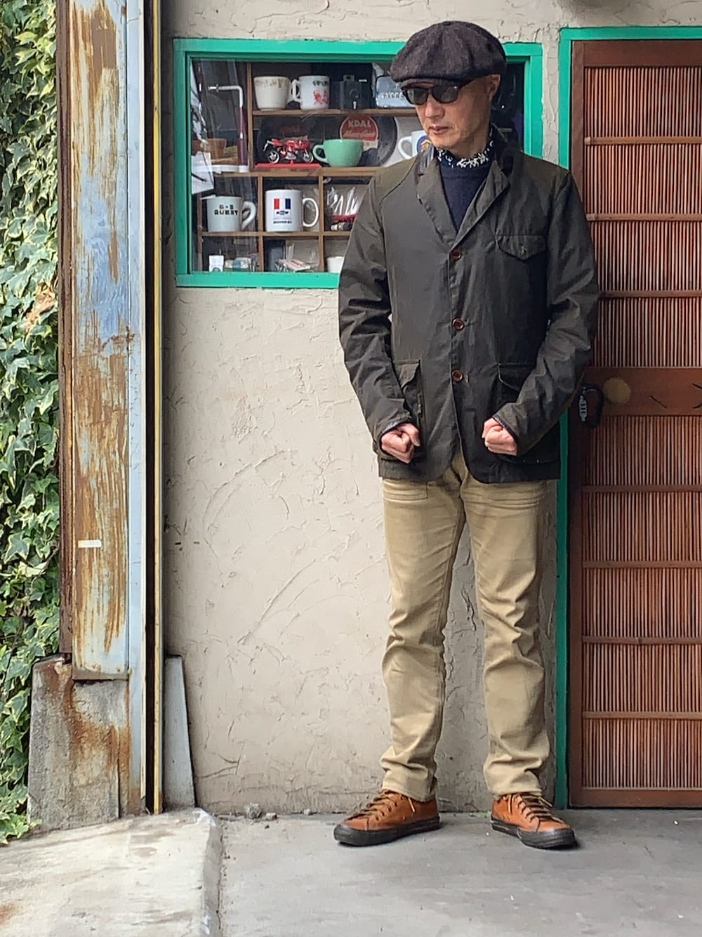 「メンズファッション、大人カジュアル、大人コーデ、ジャケットスタイル、barbour、converse、アースカラー」｜「ワーズのアイテム（キャスケット、ブラウン系）」を使った、Zatusyusha  Naniwaさん（メンズ・176cm）の春コーディネートの1枚目の写真