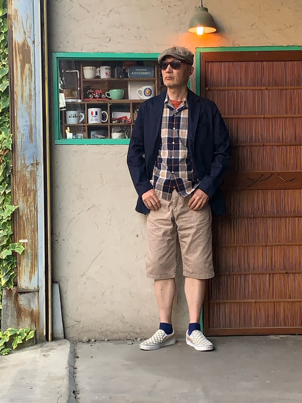 「大人コーデ、カジュアルコーデ、スニーカーコーデ、夏コーデ、メンズファッション、ショートパンツ、半袖シャツ、短パン、大人カジュアル、チェックシャツ、VANS」｜「no brandのアイテム（キャスケット、グレー系）」を使った、Zatusyusha  Naniwaさん（メンズ・176cm）の春コーディネートの1枚目の写真