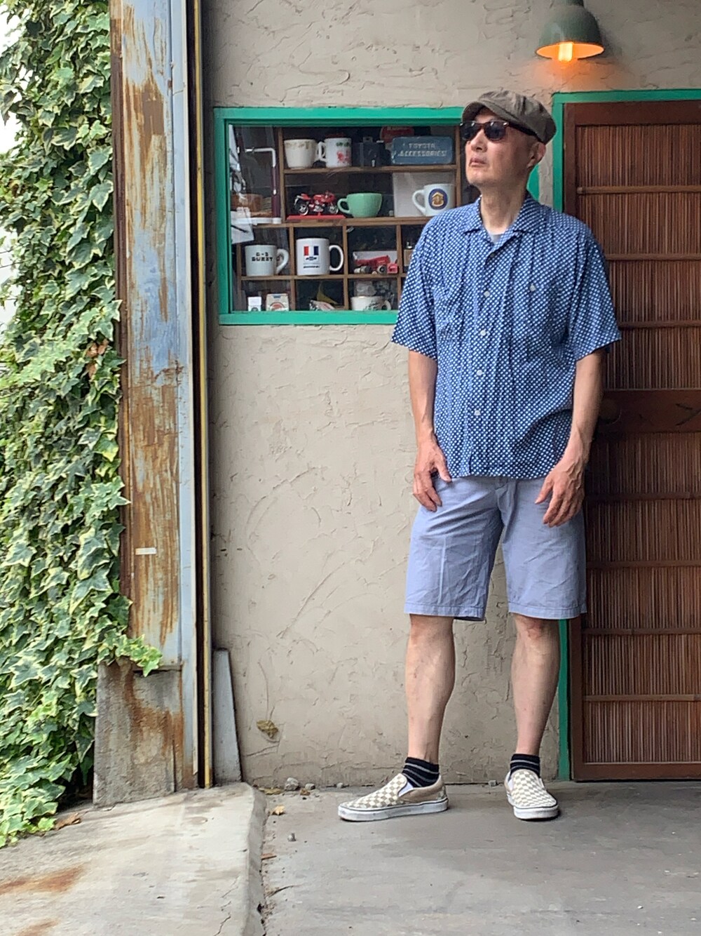 「きれいめカジュアル、夏コーデ、さらっと晴れやかスナップ、メンズコーデ、シンプルスタイル、半袖シャツ、スニーカーコーデ、淡色コーデ、ブルー、シャツ好き集まれ、オープンカラーシャツ、梅雨のハーフパンツ祭り、好きな服を好きなように着る🐷💕、スニーカー、チェックパンツ」｜「no brandのアイテム（キャスケット、グレー系）」を使った、Zatusyusha  Naniwaさん（メンズ・176cm）の夏コーディネートの1枚目の写真