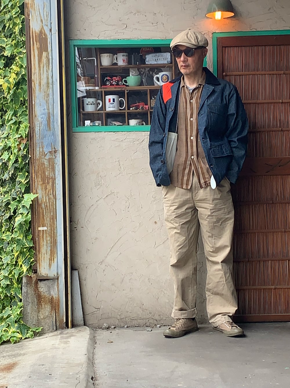 「大人コーデ、オトナカジュアル、春ファッション、古着コーデ、デニム、デニムコーデ、シンプルコーデ、サングラス、キャスケット、universal works」｜「tk.TAKEO KIKUCHIのアイテム（キャスケット、ベージュ系）」を使った、Zatusyusha  Naniwaさん（メンズ・176cm）の春コーディネートの1枚目の写真