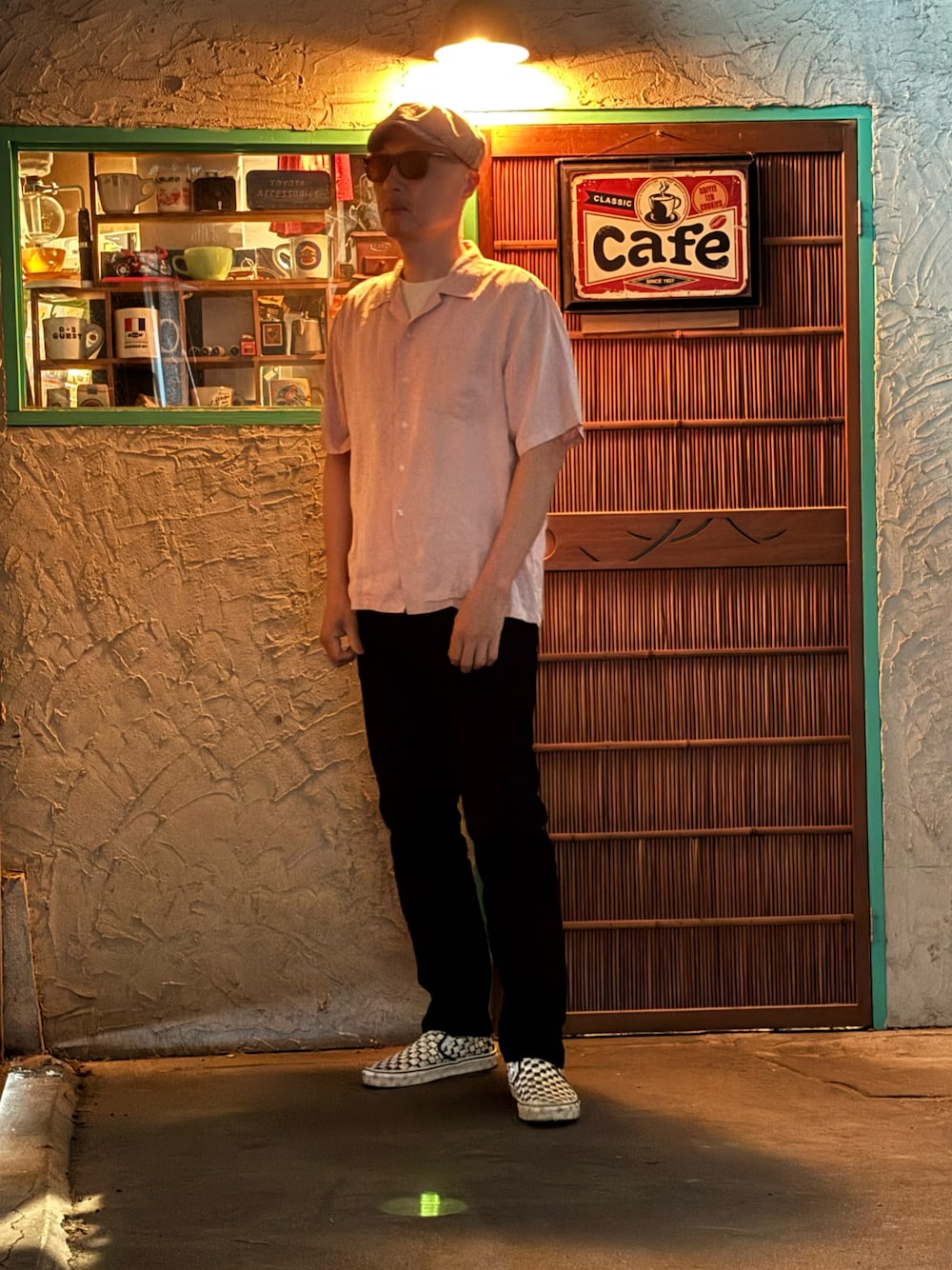 「やっぱり帽子が好き、サングラス、シャツスタイル、ピンクシャツ、半袖シャツ、夏服、オープンカラーシャツ、レーヨンシャツ、スリムパンツ、60年代ファッション」｜「no brandのアイテム（その他パンツ、ブラック系）」を使った、Zatusyusha  Naniwaさん（メンズ・176cm）の春コーディネートの1枚目の写真