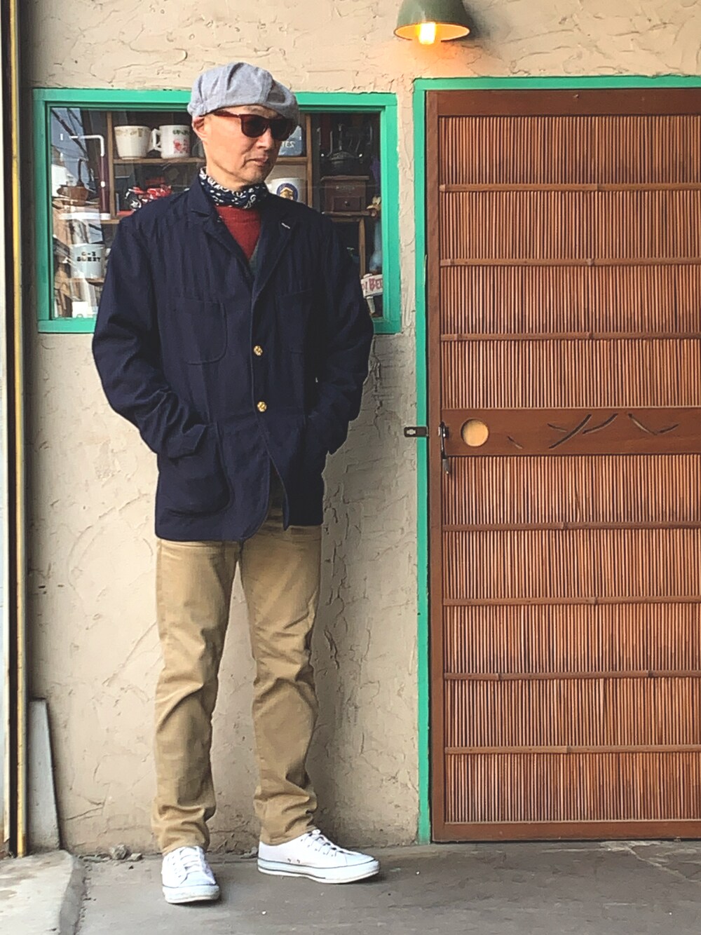 「メンズコーデ、大人カジュアル、シンプルスタイル、converse、ENGINEERED GARMENTS、テーラードジャケット」｜「Levi'sのアイテム（その他パンツ、ベージュ系）」を使った、Zatusyusha  Naniwaさん（メンズ・176cm）の春コーディネートの1枚目の写真