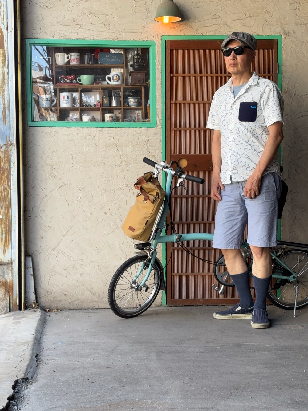 ホワイト系のシャツ/ブラウス、ブルー系のその他パンツ、ブルー系のスニーカーを着用したメンズの春コーディネートの1枚目の写真