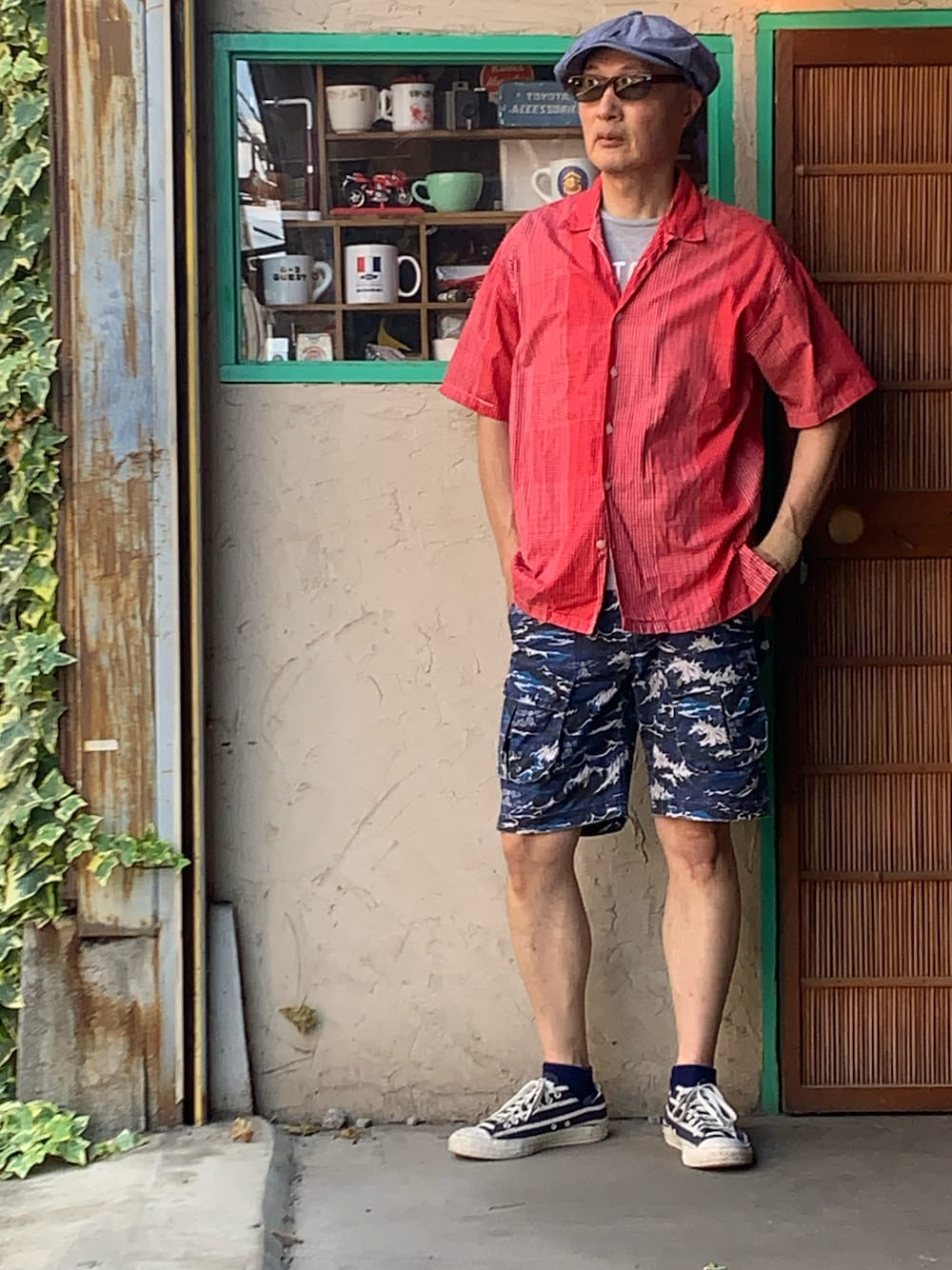 「きれいめカジュアル、さらっと晴れやかスナップ、メンズコーデ、大人コーデ、ショーツ、夏ファッション、古着コーデ、古着MIX、ハーフパンツ、オープンカラーシャツ、半袖シャツ、ブルー、バーブァー、バーブァー x ホワイトマウンテニアリング」｜「CONVERSEのアイテム（スニーカー、ブルー系）」を使った、Zatusyusha  Naniwaさん（メンズ・176cm）の夏コーディネートの1枚目の写真