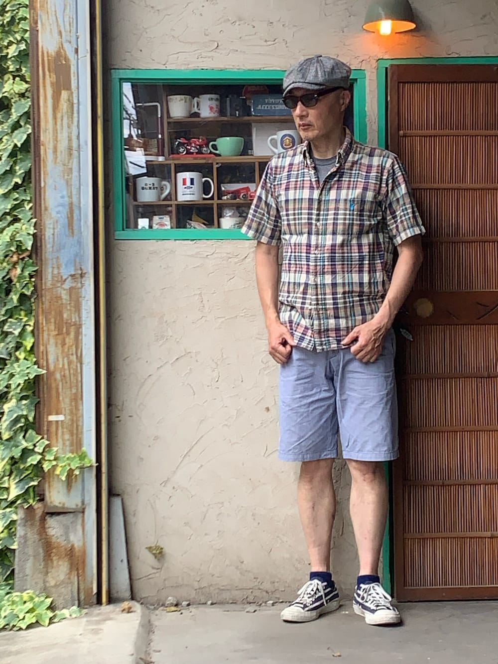 「きれいめカジュアル、シャツスタイル、半袖、チェックシャツ、ショーツスタイル、サングラス、古着、コンバース、キャスケット」｜「no brandのアイテム（キャスケット、グレー系）」を使った、Zatusyusha  Naniwaさん（メンズ・176cm）の夏コーディネートの1枚目の写真